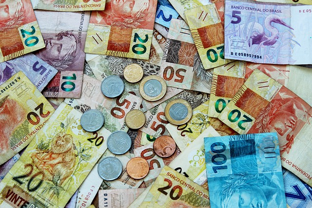 Imagem de manchete de notícias sobre a economia brasileira
